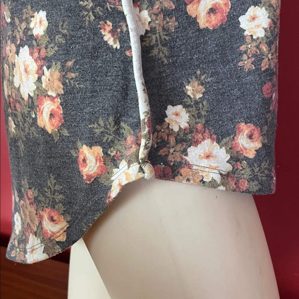 Like new Amazon Floral Gray and Cream Women's Blouse - Picture 8 of 11